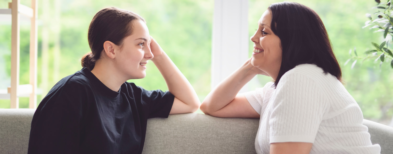 Eine Mutter und ihre Tochter diskutieren